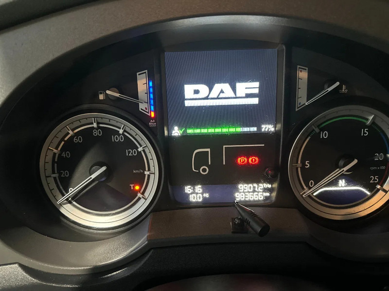 Sattelzugmaschine DAF XF 106.460 Spacecab: das Bild 12