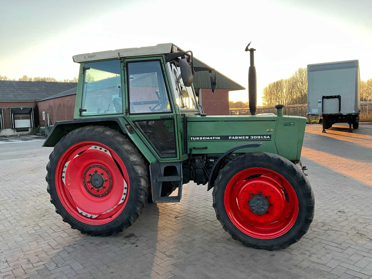 1982 FENDT ALL-WHEEL DRIVE FARM TRACTOR - Traktor: das Bild 4 1982 FENDT ALL-WHEEL DRIVE FARM TRACTOR - Traktor: das Bild 4