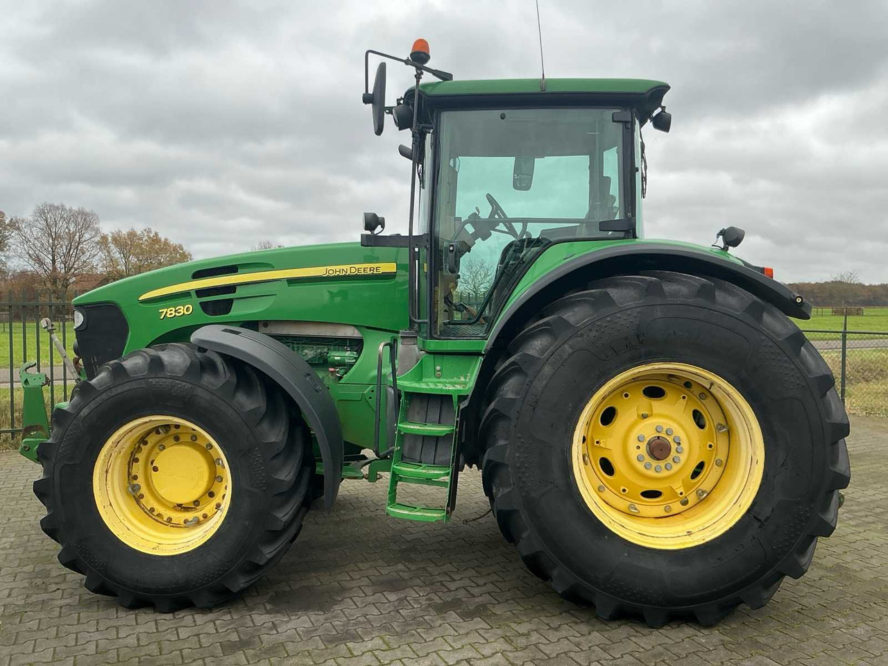 2007 JOHN DEERE 7830 FOUR WHEEL DRIVE FARM TRACTOR - Traktor: das Bild 5 2007 JOHN DEERE 7830 FOUR WHEEL DRIVE FARM TRACTOR - Traktor: das Bild 5