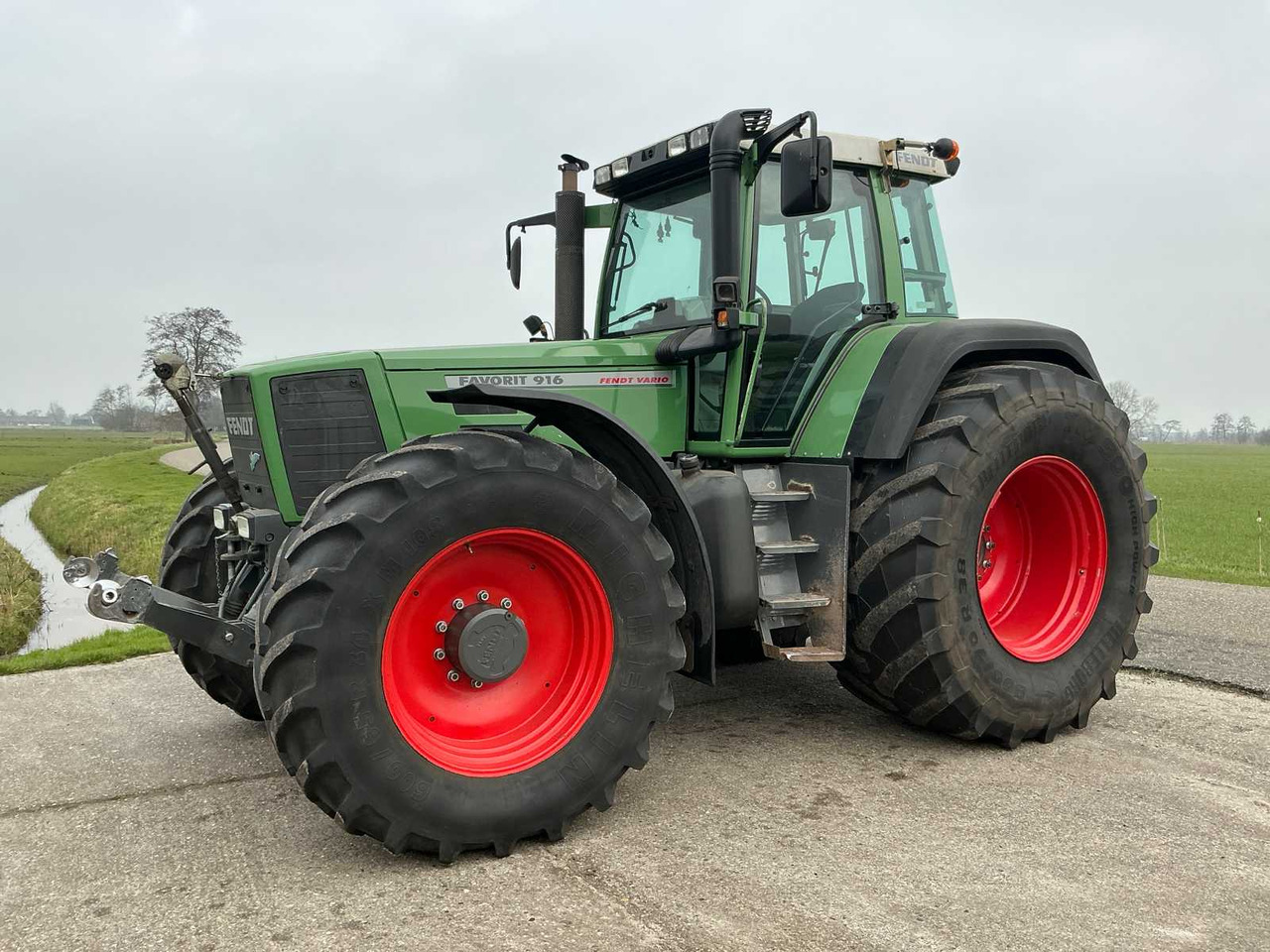 Fendt Favorit 916 - Traktor: das Bild 3 Fendt Favorit 916 - Traktor: das Bild 3