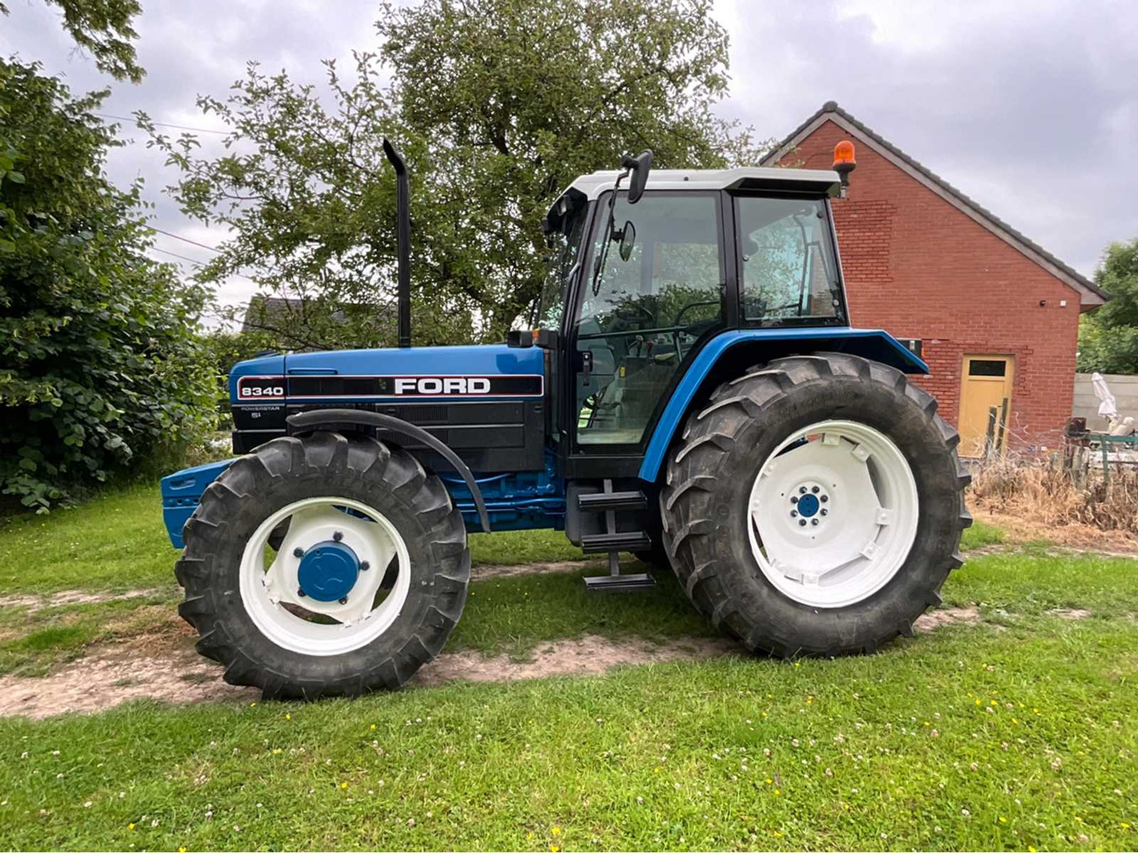 Ford 8340 - Traktor: das Bild 2 Ford 8340 - Traktor: das Bild 2