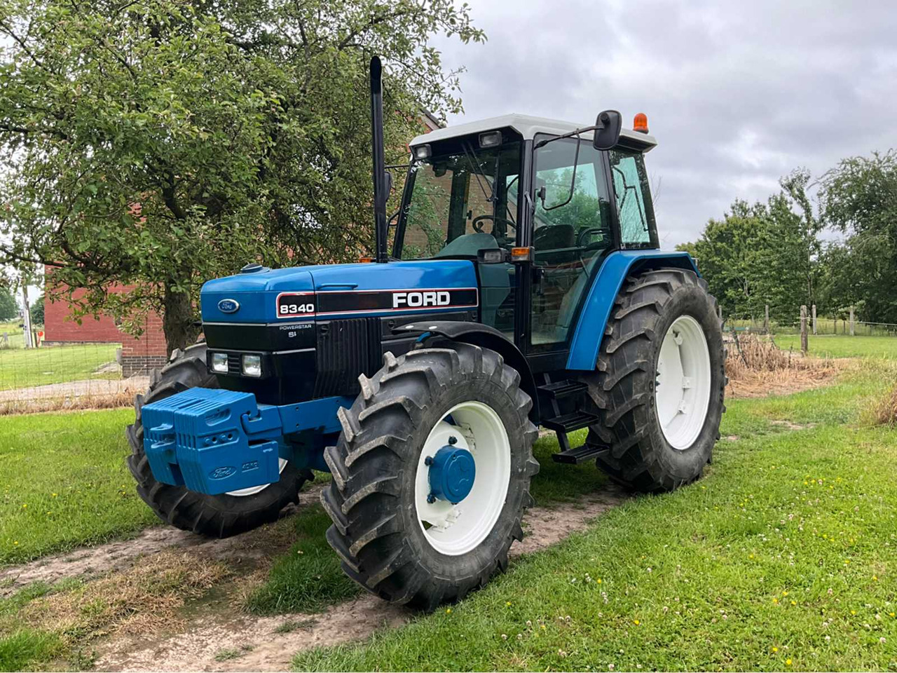 Ford 8340 - Traktor: das Bild 1 Ford 8340 - Traktor: das Bild 1