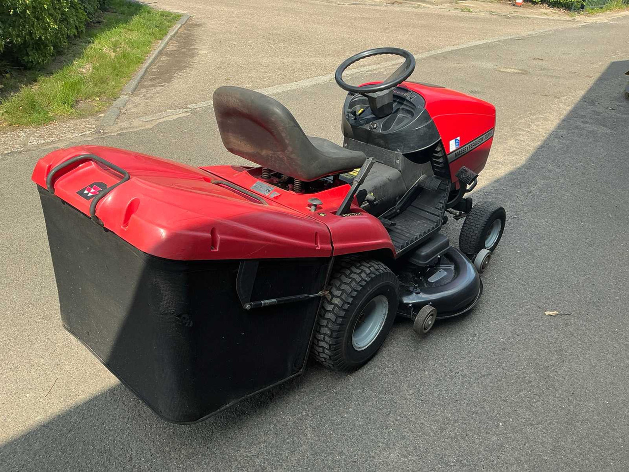 Massey Ferguson MF 122 Hydro - Rasenmäher: das Bild 5 Massey Ferguson MF 122 Hydro - Rasenmäher: das Bild 5