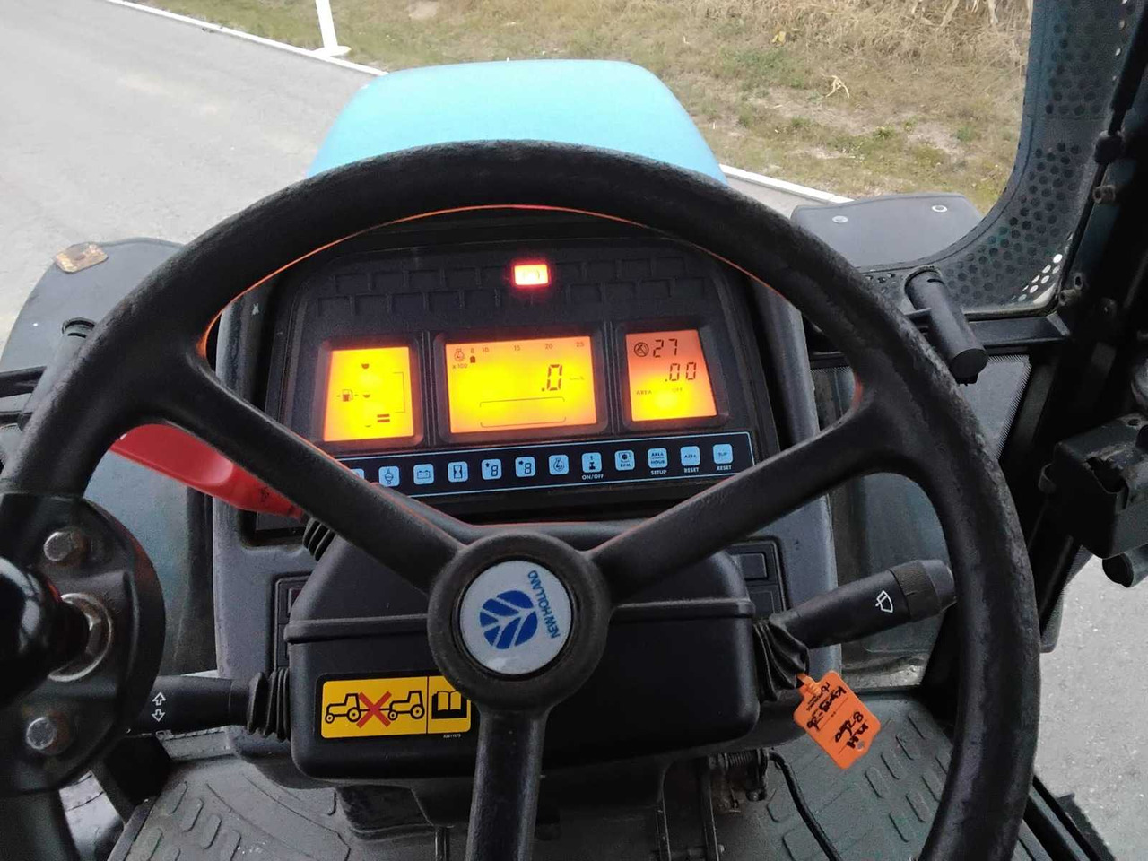 NEW HOLLAND - 8260 - 2000 - AGRICULTURAL TRACTOR WITH FOUR-WHEEL DRIVE - Traktor: das Bild 5 NEW HOLLAND - 8260 - 2000 - AGRICULTURAL TRACTOR WITH FOUR-WHEEL DRIVE - Traktor: das Bild 5