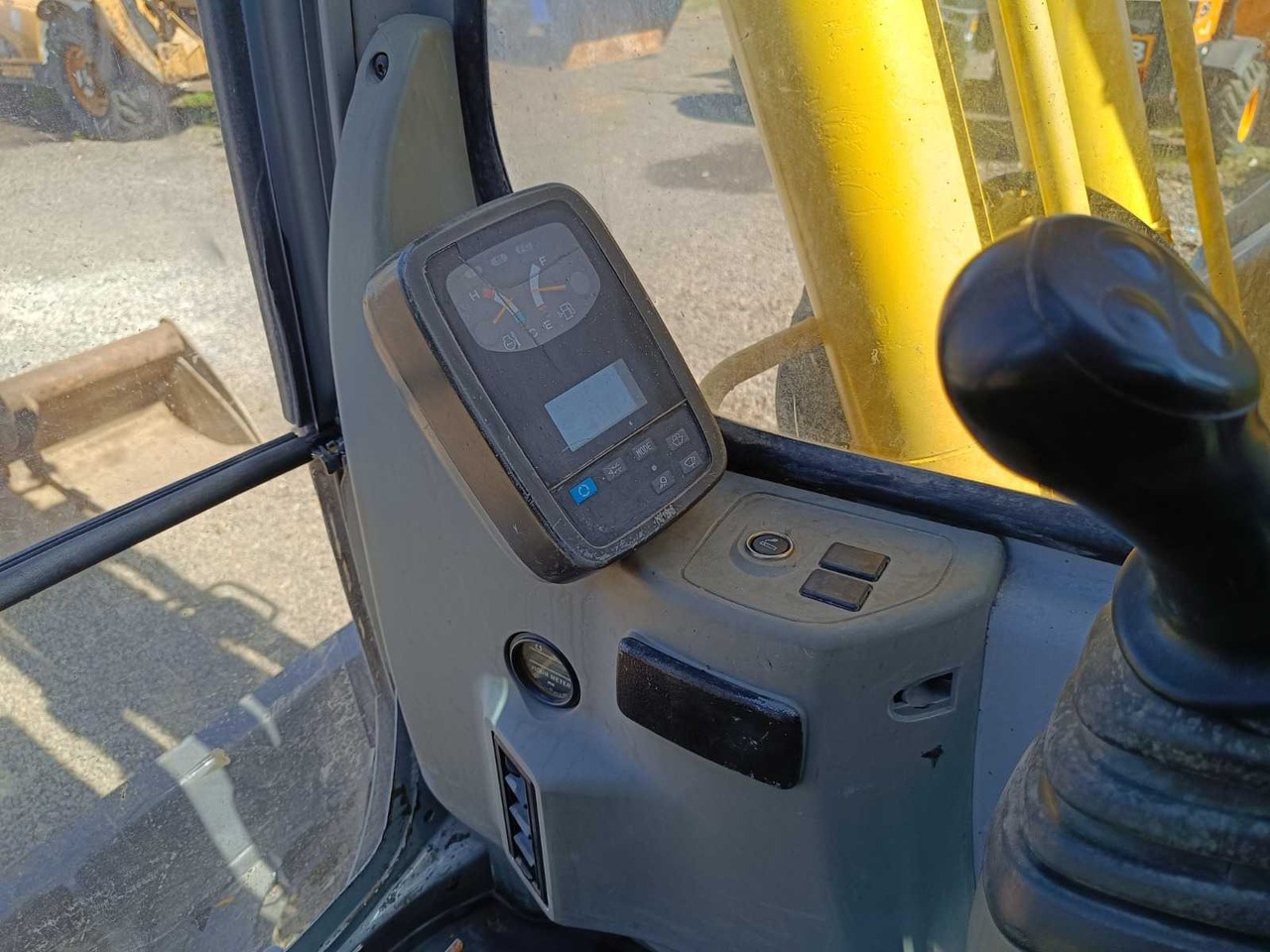 Bagger NEW HOLLAND KOBELCO - E-135-SR - TRACKED EXCAVATOR - 2011: das Bild 16