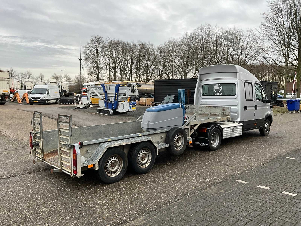2004 IVECO DAILY 40C BE-COMBINATION WITH VELDHUIZEN COCKPIT TRAILER - Transporter: das Bild 5 2004 IVECO DAILY 40C BE-COMBINATION WITH VELDHUIZEN COCKPIT TRAILER - Transporter: das Bild 5