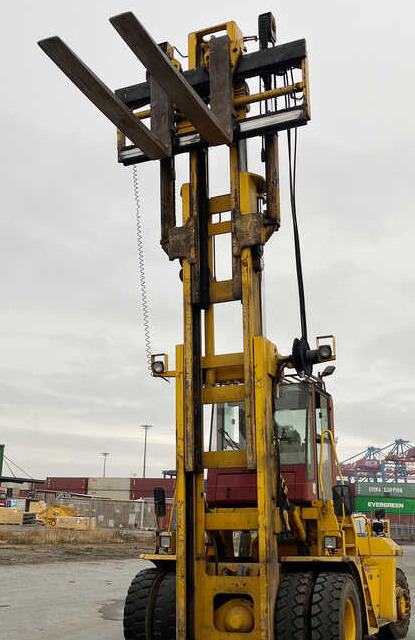 CVS Ferrari F16 - Containerstapler: das Bild 1 CVS Ferrari F16 - Containerstapler: das Bild 1