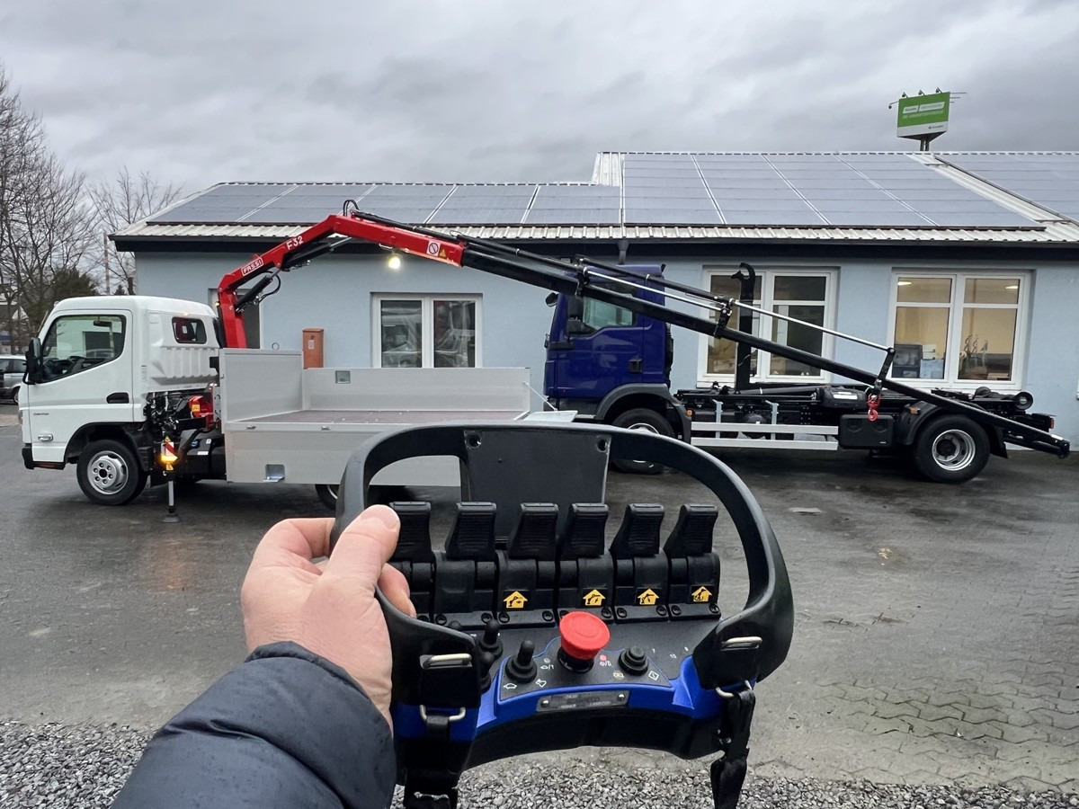 FUSO 3S15 Alu Pritsche 2.80m Ladekran Funk! sofort ve - Autokran, Pritsche Transporter: das Bild 2 FUSO 3S15 Alu Pritsche 2.80m Ladekran Funk! sofort ve - Autokran, Pritsche Transporter: das Bild 2