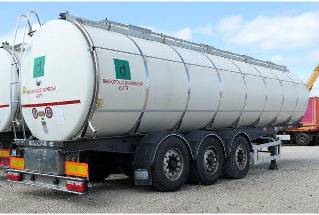 Menci SA 105, isoliert, 32m³, 4 Kammern, Alu-Felgen - Tankauflieger: das Bild 3 Menci SA 105, isoliert, 32m³, 4 Kammern, Alu-Felgen - Tankauflieger: das Bild 3