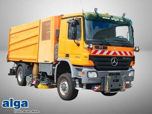 Mercedes-Benz 2032 A Actros 4x4, Bucher STKF 9500, Airport, AC - Kehrmaschine: das Bild 1 Mercedes-Benz 2032 A Actros 4x4, Bucher STKF 9500, Airport, AC - Kehrmaschine: das Bild 1