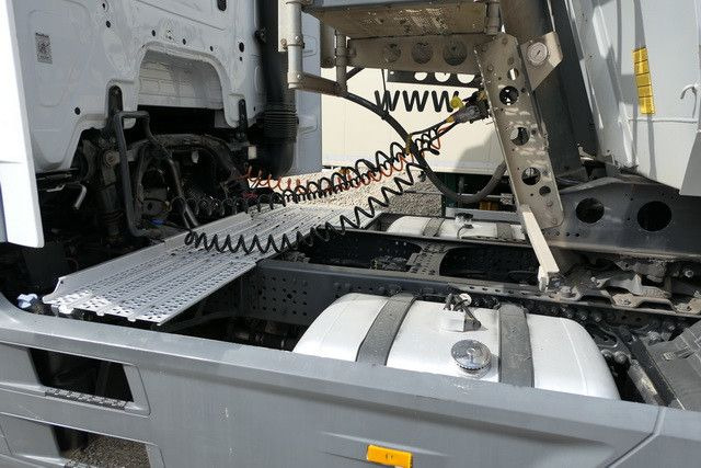 Mercedes-Benz 1843 LS Actros, MP4, Retarder, 2x Tank, Spoiler - Sattelzugmaschine: das Bild 3 Mercedes-Benz 1843 LS Actros, MP4, Retarder, 2x Tank, Spoiler - Sattelzugmaschine: das Bild 3