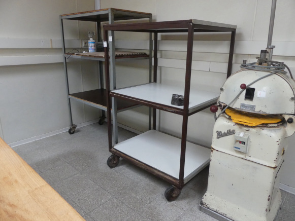 2 Chariots à roulettes 3 niveaux - Bäckereimaschine: das Bild 1 2 Chariots à roulettes 3 niveaux - Bäckereimaschine: das Bild 1