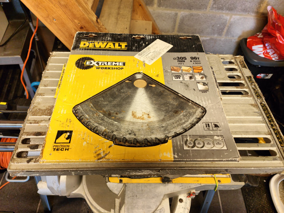 Scie à onglet DEWALT D27111 - Metallbearbeitungsmaschine: das Bild 4 Scie à onglet DEWALT D27111 - Metallbearbeitungsmaschine: das Bild 4