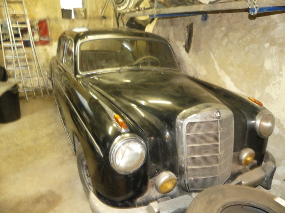 Voiture ancêtre Mercedes-Benz 220S Poton - PKW: das Bild 2 Voiture ancêtre Mercedes-Benz 220S Poton - PKW: das Bild 2
