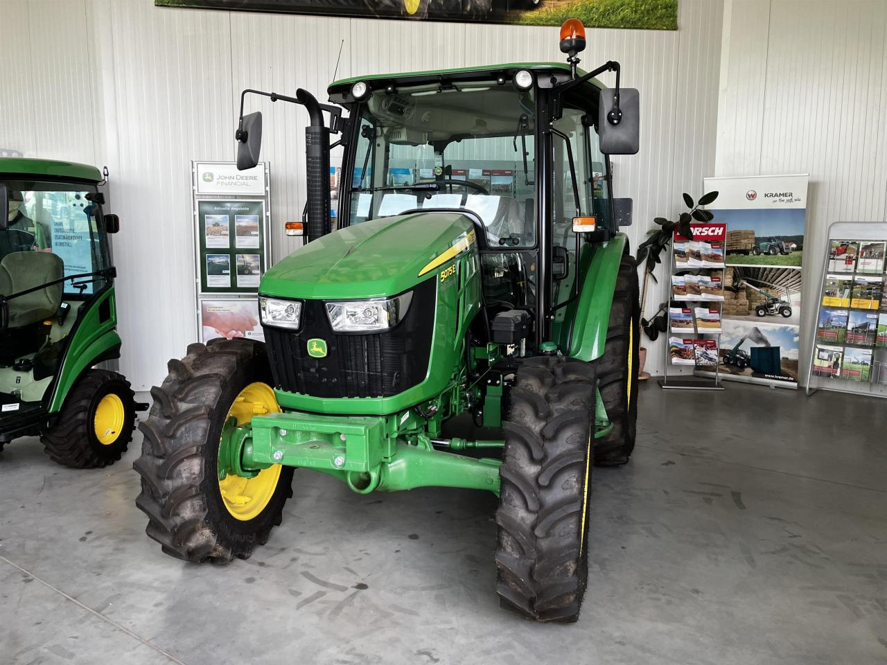 Traktor John Deere 5075E: das Bild 1