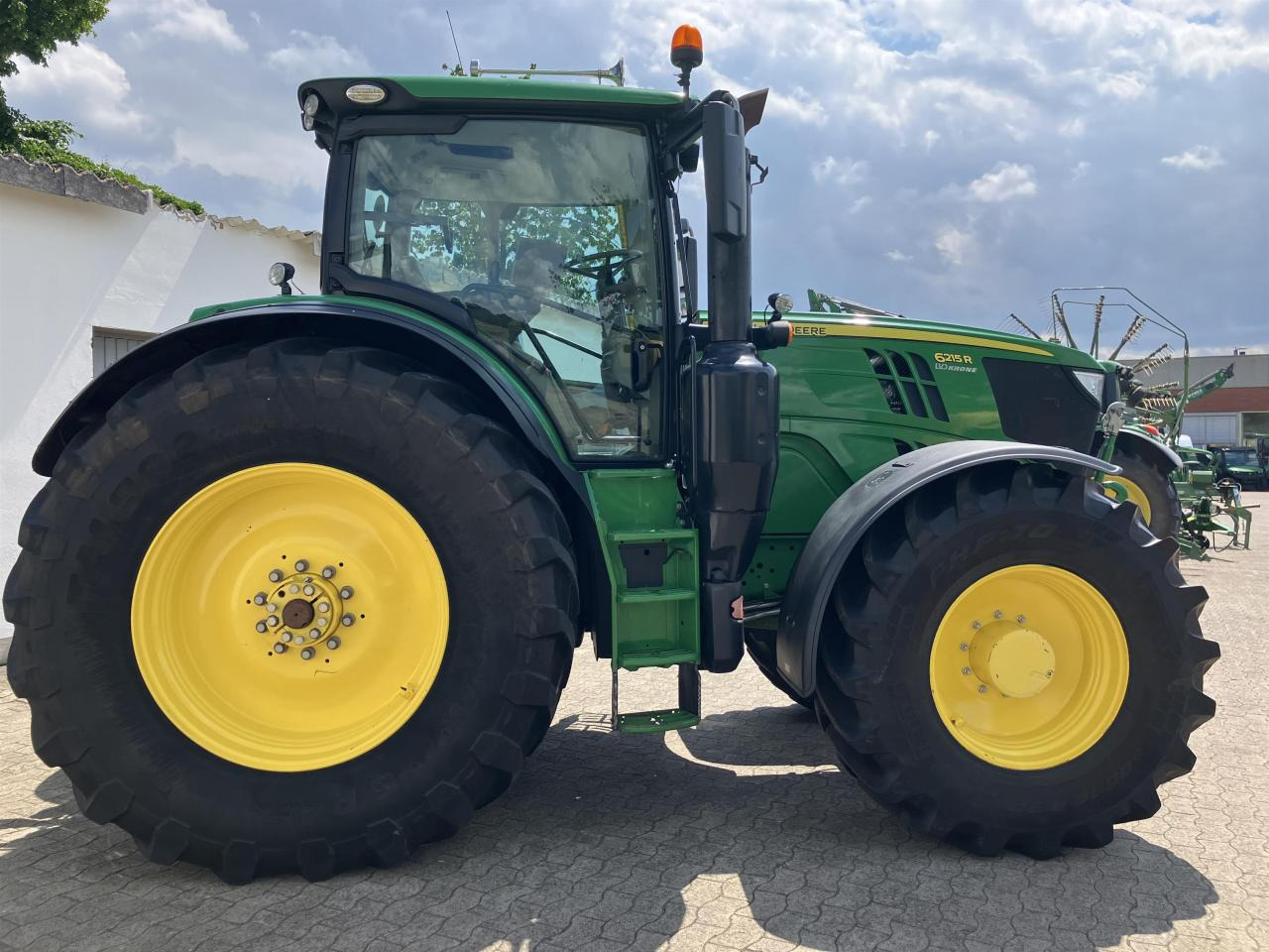 Traktor John Deere 6215R: das Bild 7