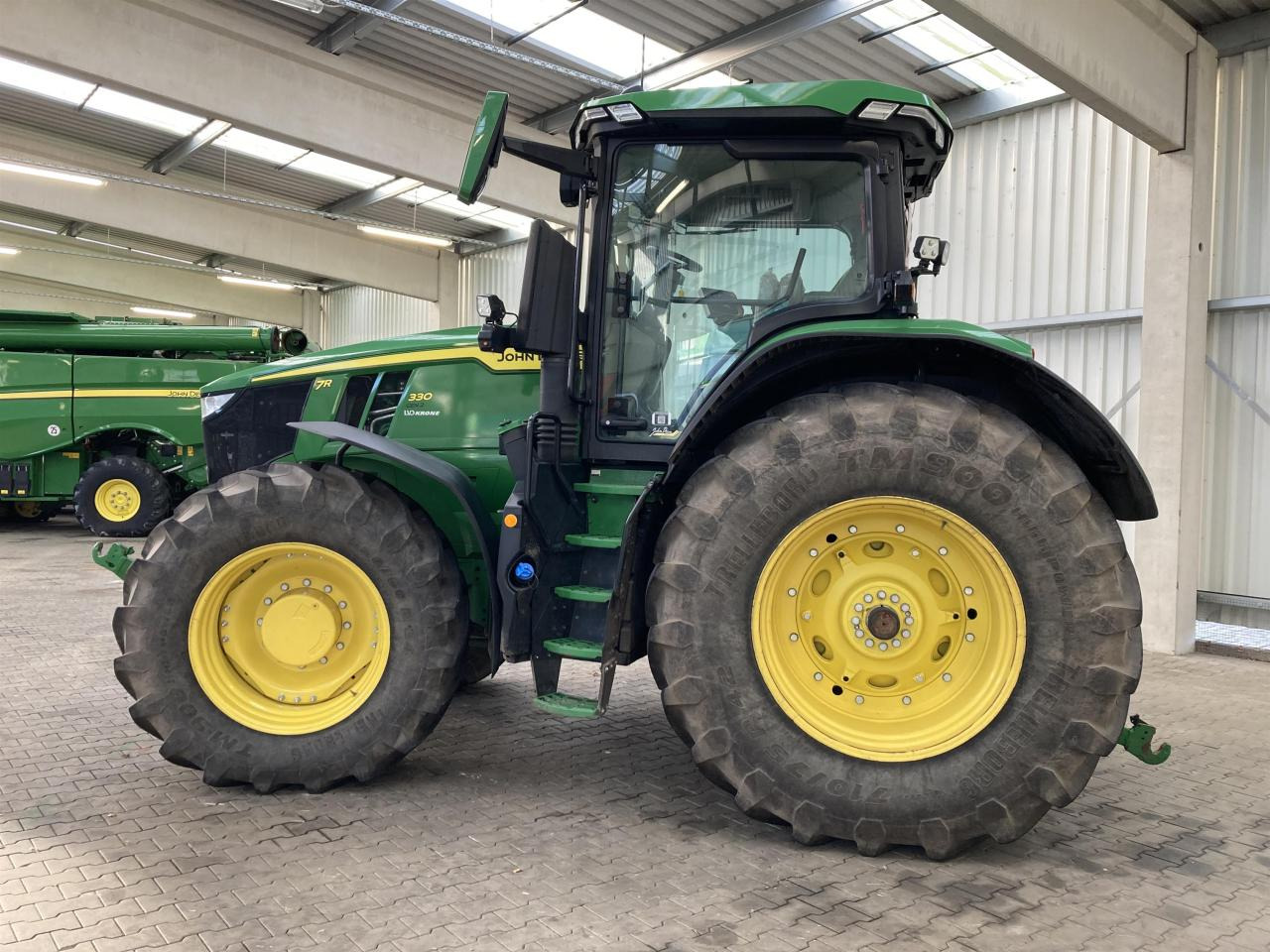 Traktor John Deere 7R 330: das Bild 7