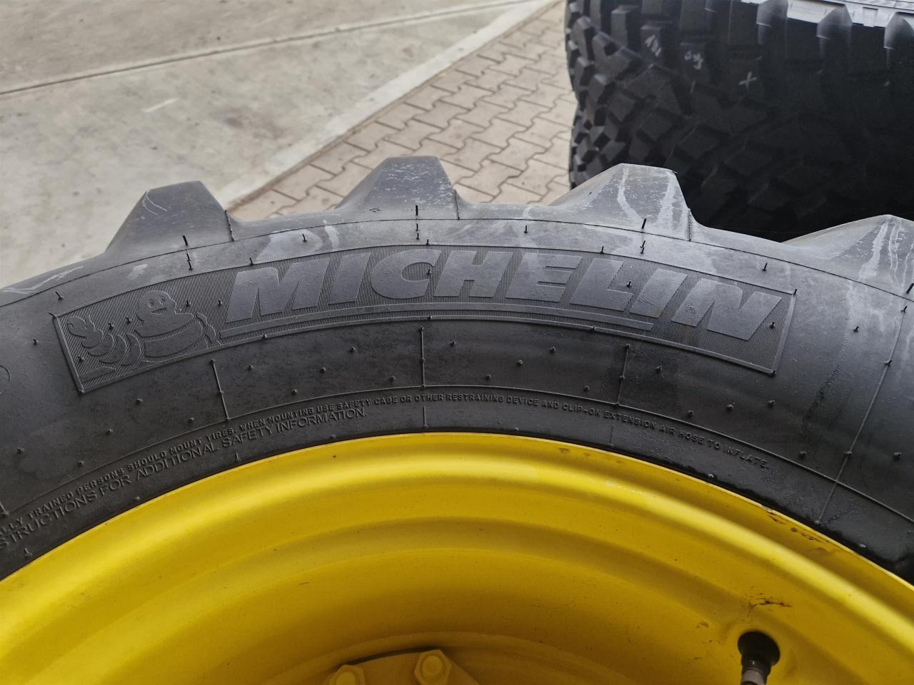 Michelin 420/70R24 - Reifen für Landmaschine: das Bild 3 Michelin 420/70R24 - Reifen für Landmaschine: das Bild 3