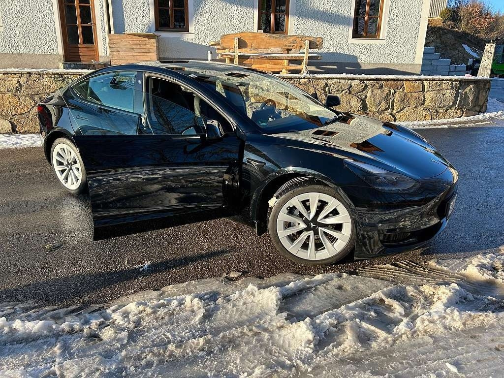 Tesla Model 3 Long Range - PKW: das Bild 2 Tesla Model 3 Long Range - PKW: das Bild 2