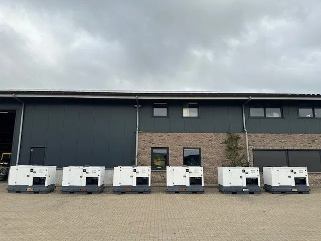 Iveco FPT F32 AM1A Leroy Somer 32 KVA Silent generatorset 660 hours ! - Stromgenerator: das Bild 5 Iveco FPT F32 AM1A Leroy Somer 32 KVA Silent generatorset 660 hours ! - Stromgenerator: das Bild 5