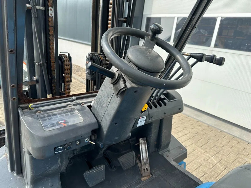 Treibgasstapler Nissan UGD02A30P0 3 ton Triplex Freelift LPG Heftruck: das Bild 7
