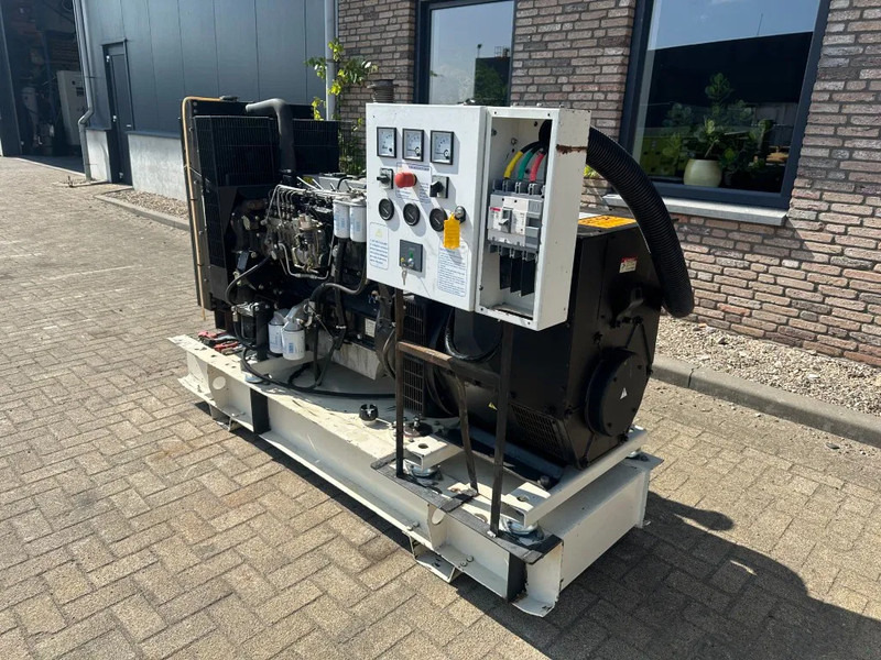 Perkins Stamford 100 kVA noodstroom generatorset - Stromgenerator: das Bild 2 Perkins Stamford 100 kVA noodstroom generatorset - Stromgenerator: das Bild 2
