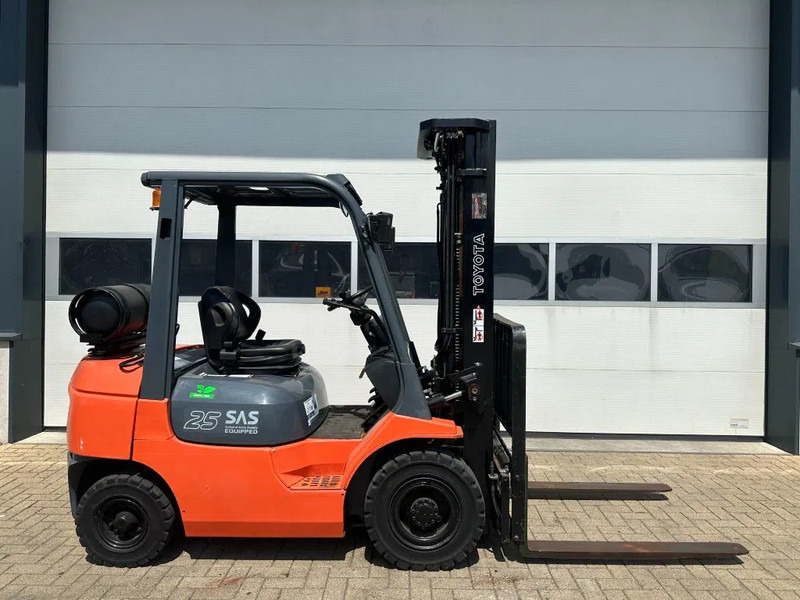 Toyota 2.5 ton Triplex Freelift Sideshift LPG Heftruck - Treibgasstapler: das Bild 1 Toyota 2.5 ton Triplex Freelift Sideshift LPG Heftruck - Treibgasstapler: das Bild 1