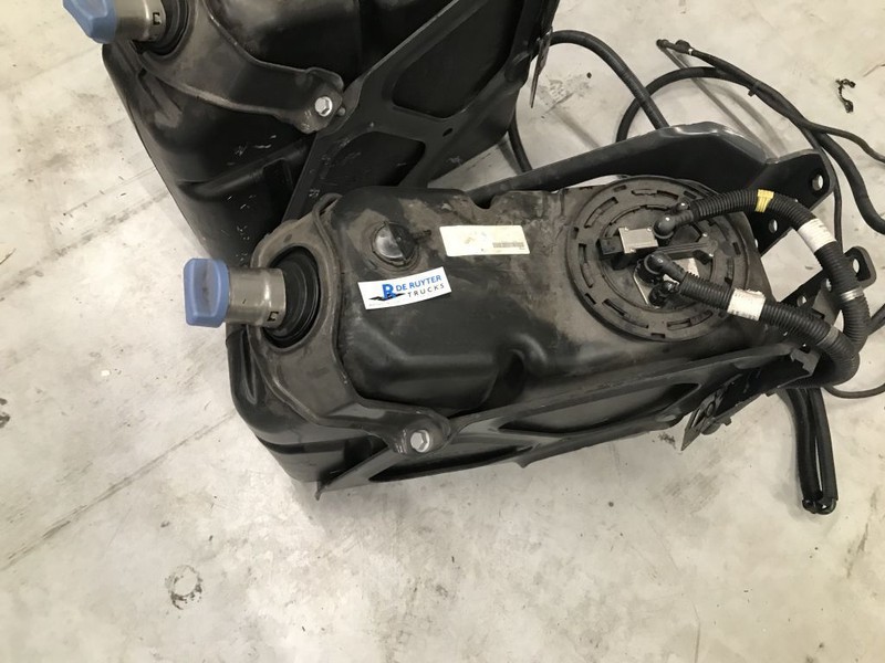 Mercedes-Benz Ad-blue tank met vlotter en steun - AdBlue Tank für LKW: das Bild 2 Mercedes-Benz Ad-blue tank met vlotter en steun - AdBlue Tank für LKW: das Bild 2