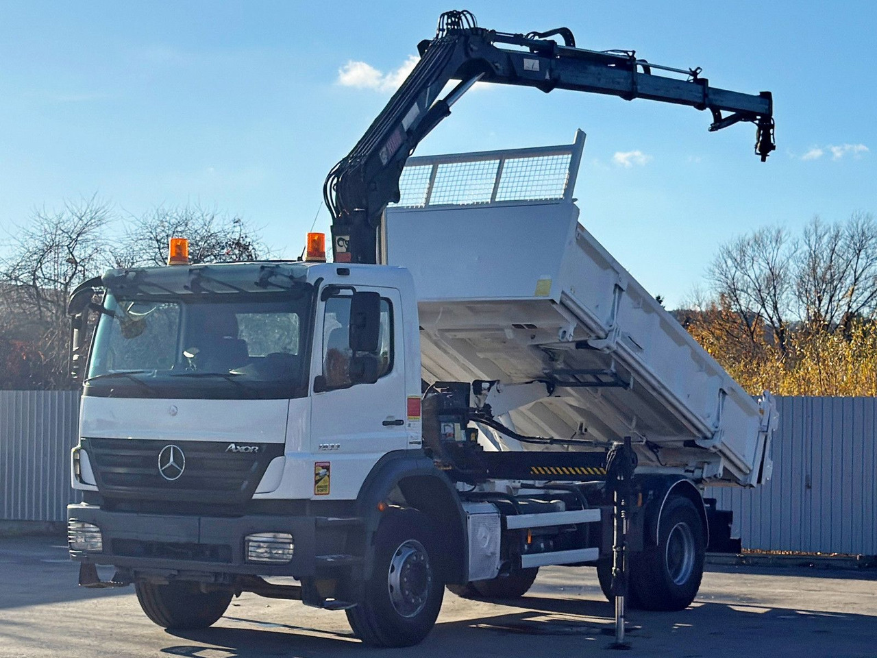 Mercedes-Benz AXOR 1833 * HIAB 144 B - 3 HIDUO + FUNK * TOP - Kipper, Autokran: das Bild 2 Mercedes-Benz AXOR 1833 * HIAB 144 B - 3 HIDUO + FUNK * TOP - Kipper, Autokran: das Bild 2