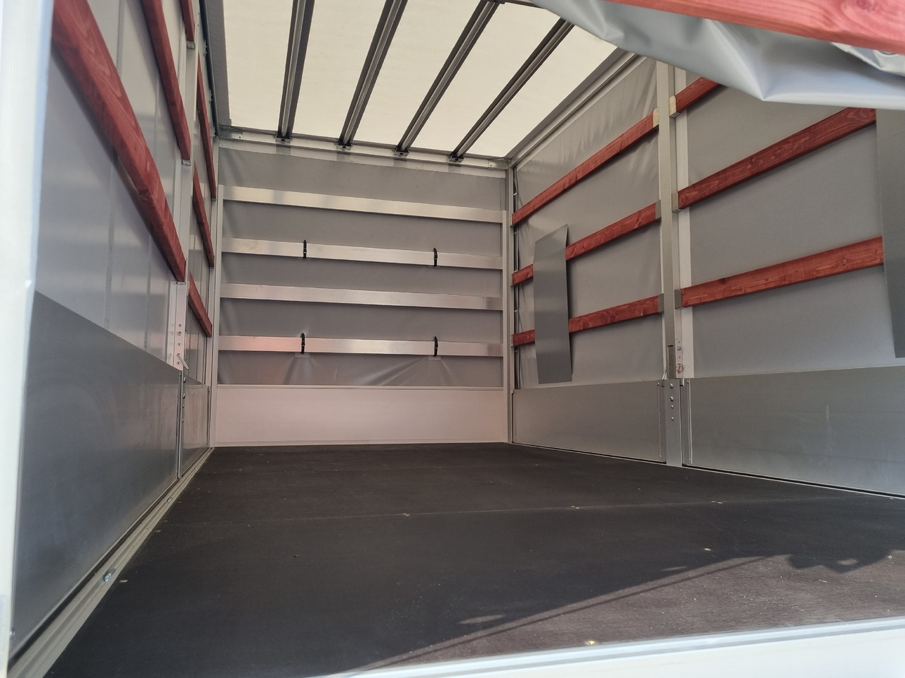 Renault Master 170 8 Pal Dachspoiler - Planen Transporter: das Bild 3 Renault Master 170 8 Pal Dachspoiler - Planen Transporter: das Bild 3