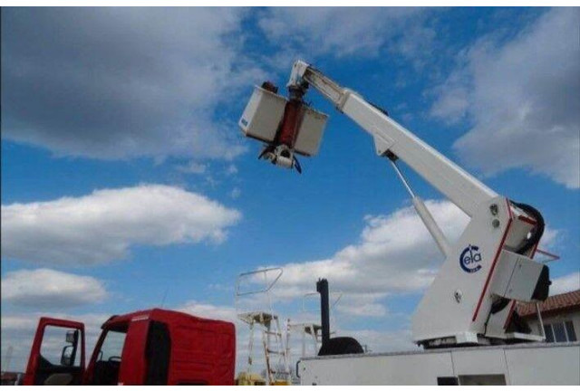 Renault KERAX 410.19 4x4 Emelőkosaras Cela 17m - LKW mit Arbeitsbühne: das Bild 4 Renault KERAX 410.19 4x4 Emelőkosaras Cela 17m - LKW mit Arbeitsbühne: das Bild 4