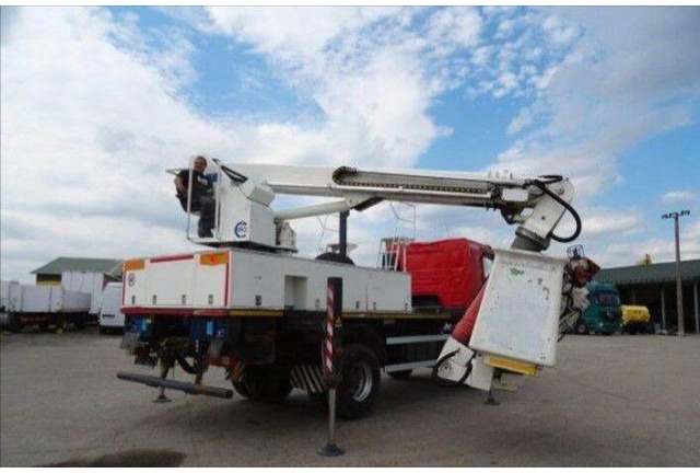 Renault KERAX 410.19 4x4 Emelőkosaras Cela 17m - LKW mit Arbeitsbühne: das Bild 5 Renault KERAX 410.19 4x4 Emelőkosaras Cela 17m - LKW mit Arbeitsbühne: das Bild 5