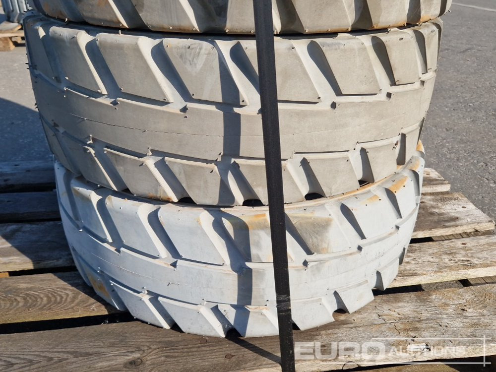 IN240/55D17.5 Tyres with Rims (4 of) - Reifen: das Bild 3 IN240/55D17.5 Tyres with Rims (4 of) - Reifen: das Bild 3