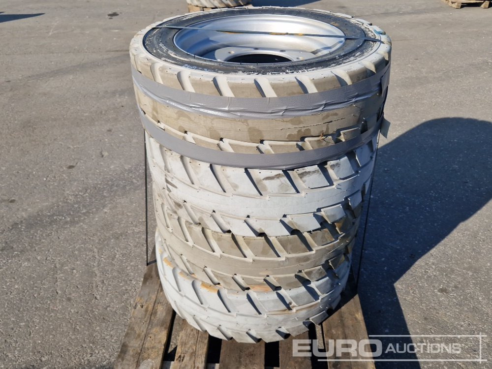 IN240/55D17.5 Tyres with Rims (4 of) - Reifen: das Bild 2 IN240/55D17.5 Tyres with Rims (4 of) - Reifen: das Bild 2