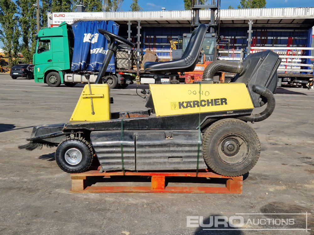 Kärcher KMR Trac Ride on Sweeper - Baugeräte: das Bild 2 Kärcher KMR Trac Ride on Sweeper - Baugeräte: das Bild 2
