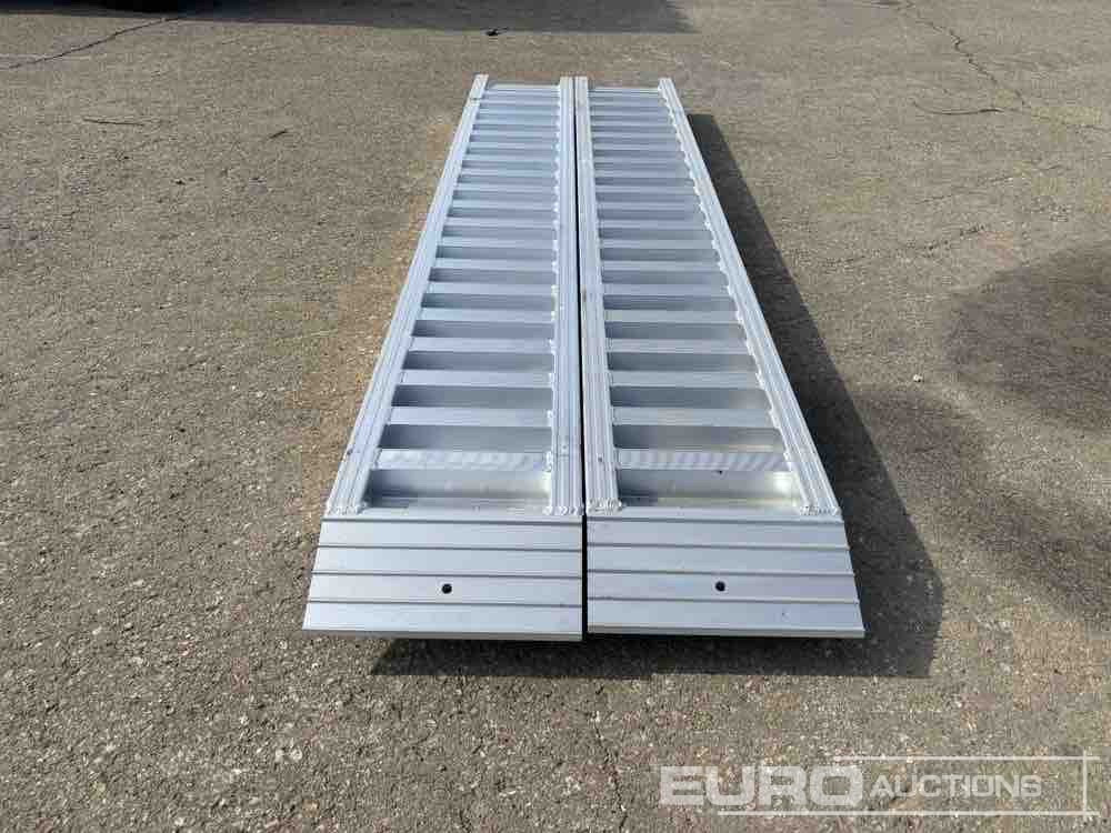 Aluminium Ramp (2 of) (250cm Length, 6Ton Capacity) - Baugeräte: das Bild 2 Aluminium Ramp (2 of) (250cm Length, 6Ton Capacity) - Baugeräte: das Bild 2