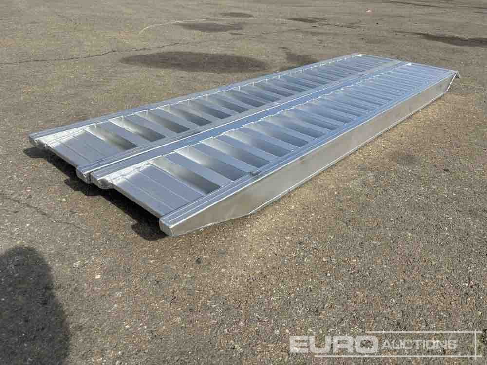 Aluminium Ramp (2 of) (250cm Length, 6Ton Capacity) - Baugeräte: das Bild 1 Aluminium Ramp (2 of) (250cm Length, 6Ton Capacity) - Baugeräte: das Bild 1