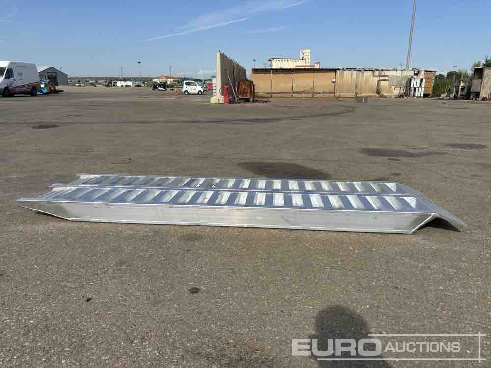 Aluminium Ramp (2 of) (250cm Length, 6Ton Capacity) - Baugeräte: das Bild 2 Aluminium Ramp (2 of) (250cm Length, 6Ton Capacity) - Baugeräte: das Bild 2