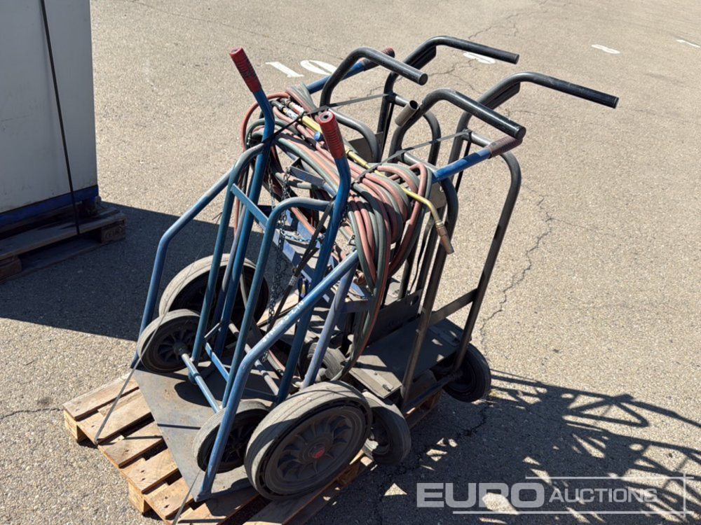 Pallet of Hand Trucks (2 of), Gas Bottle Trolleys (2 of), Oxygen Cutting Torch, Hose - Flurförderzeug: das Bild 1 Pallet of Hand Trucks (2 of), Gas Bottle Trolleys (2 of), Oxygen Cutting Torch, Hose - Flurförderzeug: das Bild 1