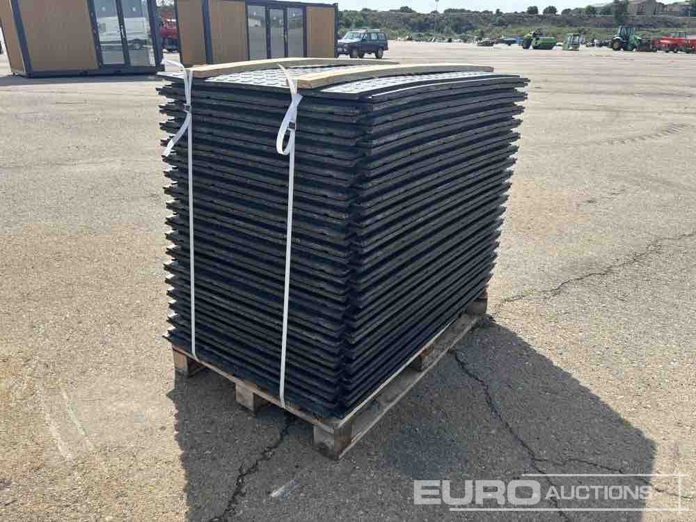 Pallet of Plastic Connectable Road Plates, 1200x800x28mm, 22kg per Plate (35 of) Moved to OCT 25 - Baugeräte: das Bild 1 Pallet of Plastic Connectable Road Plates, 1200x800x28mm, 22kg per Plate (35 of) Moved to OCT 25 - Baugeräte: das Bild 1