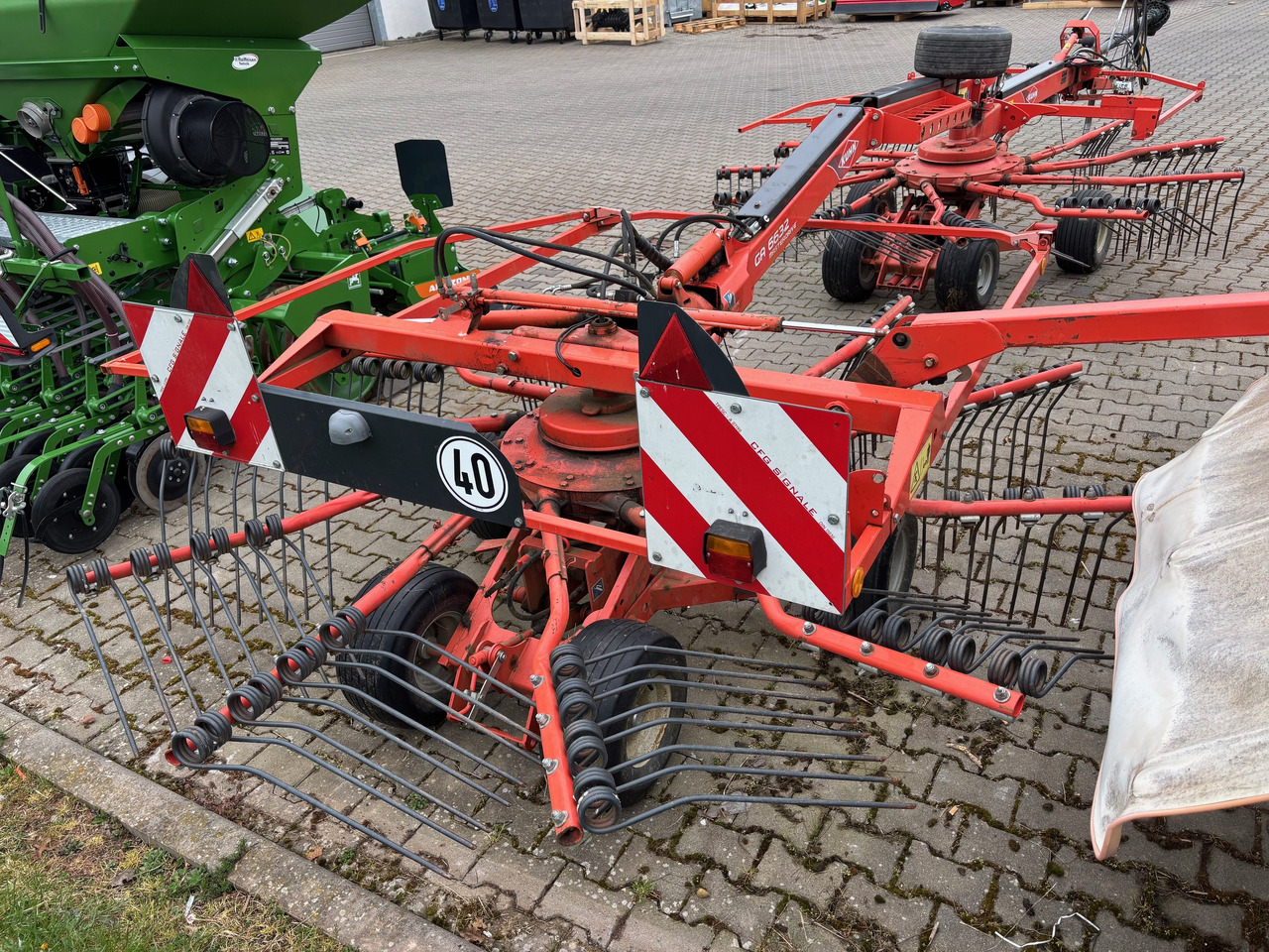 Kuhn Schwader 6632 - Heuwender/ Wenderechen: das Bild 3 Kuhn Schwader 6632 - Heuwender/ Wenderechen: das Bild 3