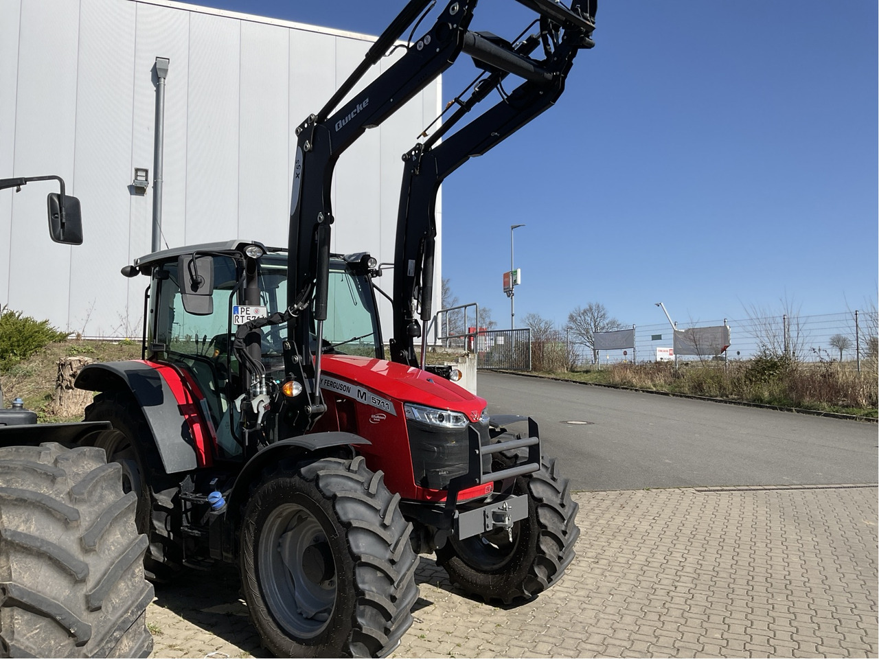 Massey Ferguson 5711M Dyna-44WD Cab Essen - Traktor: das Bild 1 Massey Ferguson 5711M Dyna-44WD Cab Essen - Traktor: das Bild 1