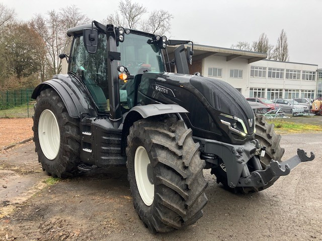 Valtra T235 V 2A1 - Traktor: das Bild 2 Valtra T235 V 2A1 - Traktor: das Bild 2