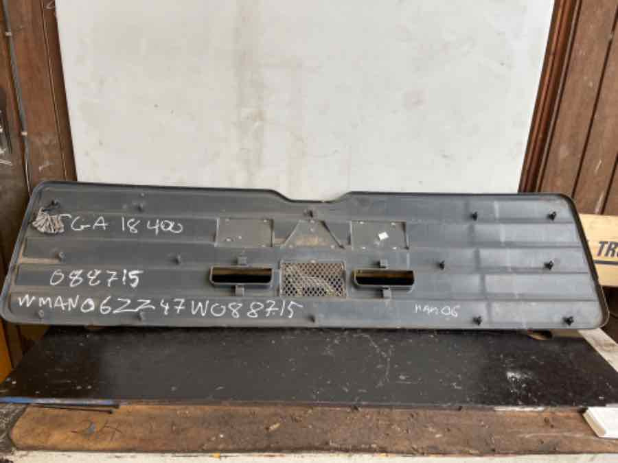 MAN F2000 FRONT GRILL 81.61150-0110 - Karosserie und Außen für LKW: das Bild 1 MAN F2000 FRONT GRILL 81.61150-0110 - Karosserie und Außen für LKW: das Bild 1