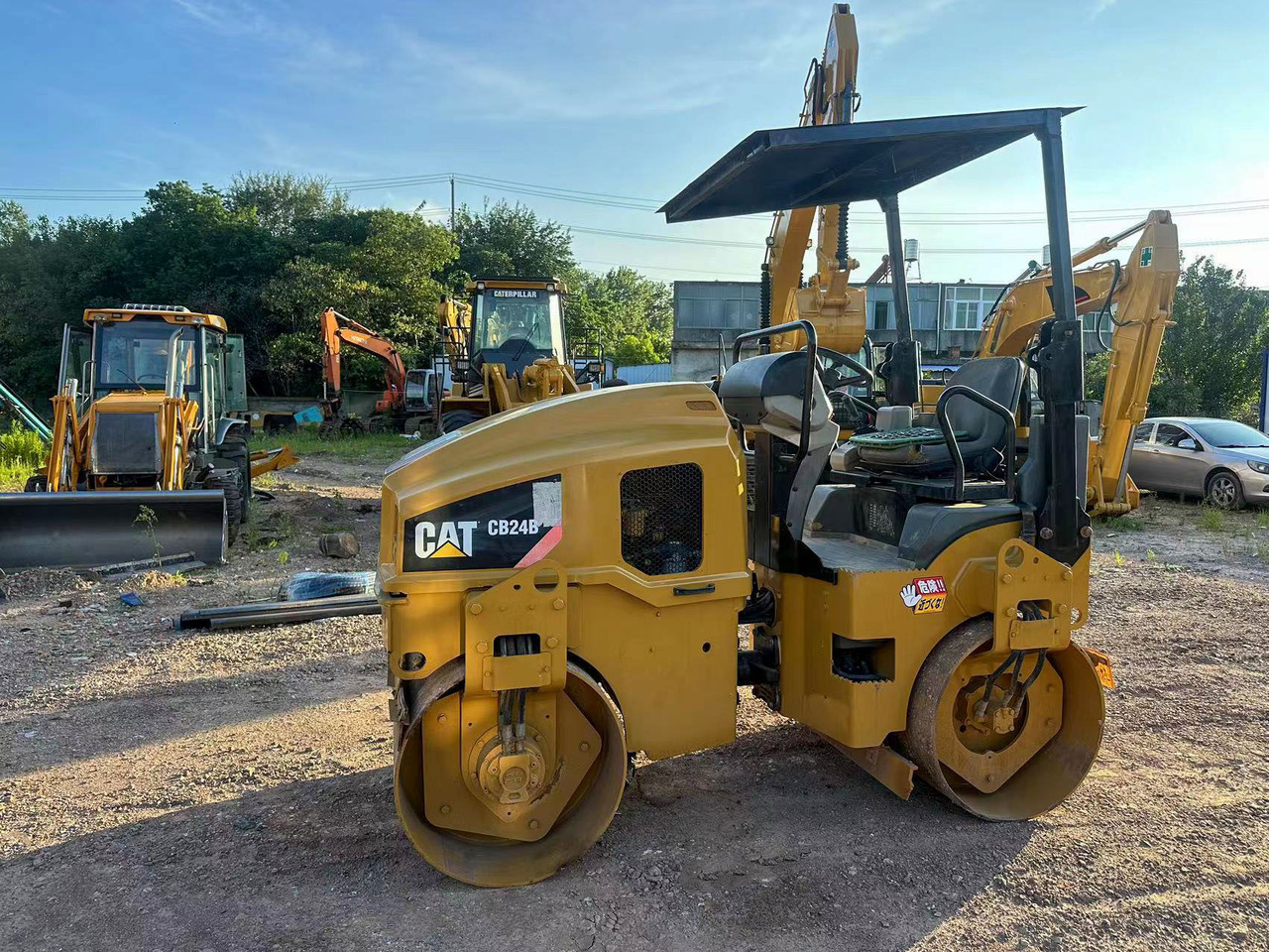 CATERPILLAR CB24B - Walzen: das Bild 2 CATERPILLAR CB24B - Walzen: das Bild 2