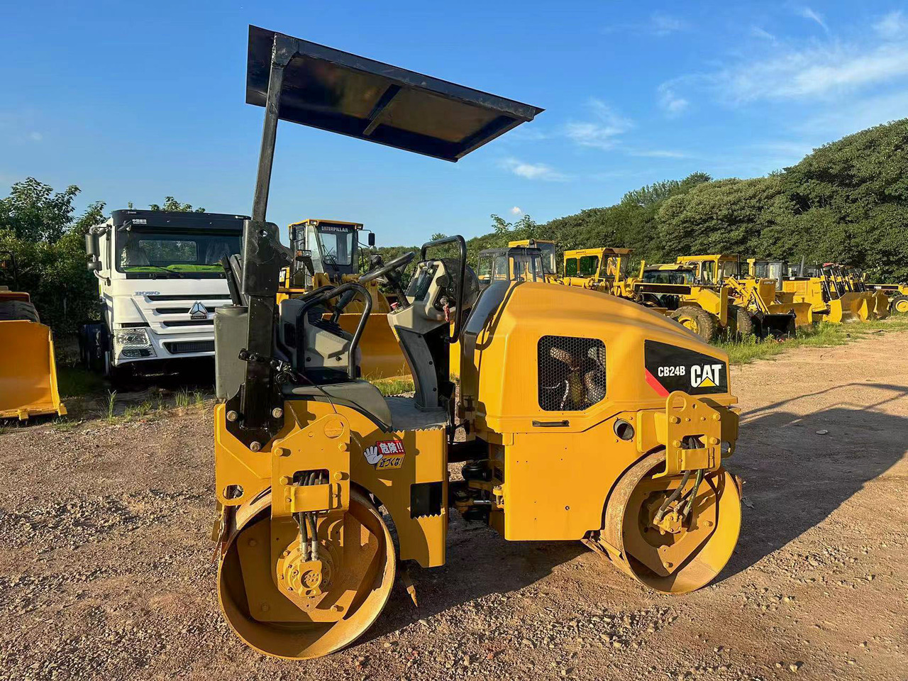 CATERPILLAR CB24B - Walzen: das Bild 4 CATERPILLAR CB24B - Walzen: das Bild 4