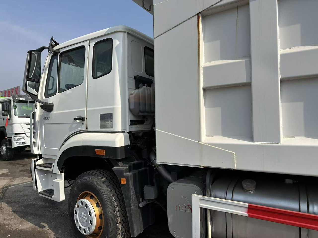 Kipper Für die Beförderung von Silo SINOTRUK HOHAN 400HP: das Bild 7 Kipper Für die Beförderung von Silo SINOTRUK HOHAN 400HP: das Bild 7