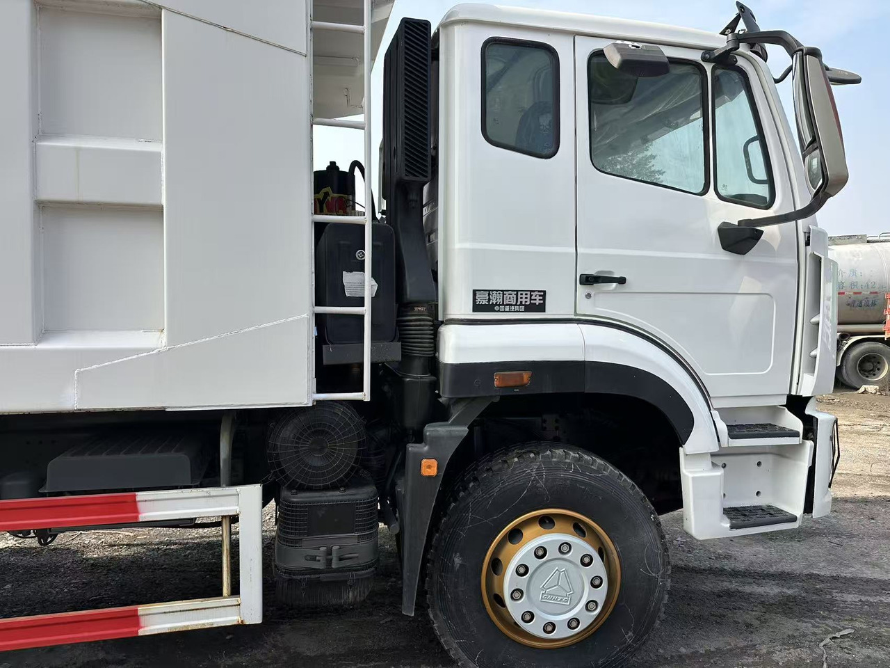 Kipper Für die Beförderung von Silo SINOTRUK HOHAN 400HP: das Bild 8 Kipper Für die Beförderung von Silo SINOTRUK HOHAN 400HP: das Bild 8