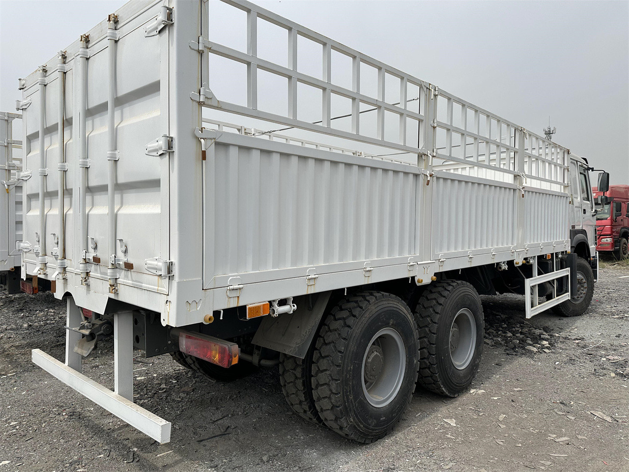 SINOTRUK HOWO 371 Cargo truck - Tiertransporter LKW: das Bild 5 SINOTRUK HOWO 371 Cargo truck - Tiertransporter LKW: das Bild 5
