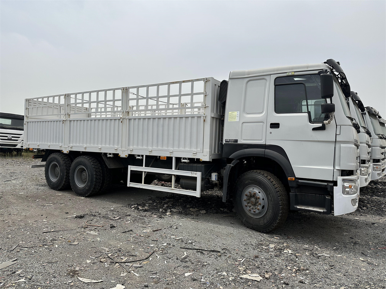SINOTRUK HOWO 371 Cargo truck - Tiertransporter LKW: das Bild 3 SINOTRUK HOWO 371 Cargo truck - Tiertransporter LKW: das Bild 3